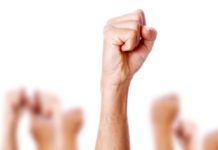 Trabajadores de grandes almacenes realizan protesta por apertura de festivos